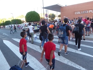 Escolares entrando al Colegio Público Sant Rafel