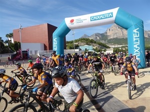 Más de 300 ciclistas de todas las edades participaron en este VI Día de la Bici