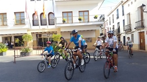 Los ciclsitas a su paso por la plaça Major de La Nucía