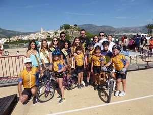 La reina 2017 Àngela Company y su corte de honor colaboró en el VI Día de la Bici junto a la Escuela de Ciclismo y autoridades