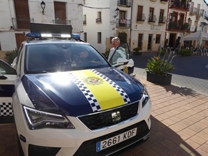 El nuevo coche de la Policía Local de La Nucía se ha presentado esta mañana en la plaça Major