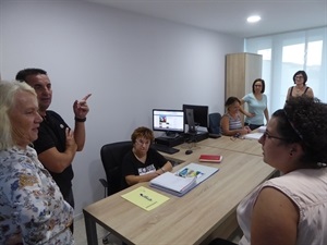 Beatriz Pérez-Hickman, concejala de Bienestar Social y Bernabé Cano, alcalde de La Nucía, conversando con los nuevos técnicos de Bienestar Social