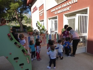 L'Escola Infantil Municipal El Bressol está ubicada en l'avinguda Porvilla, junto a la Seu Universitària