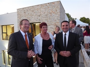 Matthijs van Bonzel, embajador de los Países Bajos en España, junto a Bernabé Cano, alcalde de La Nucía y una vecina holandesa de La Nucía