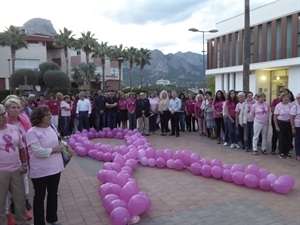 Más de 100 personas participaron en este acto solidario del "Gran Lazo Humano" contra el cáncer