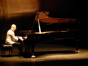 El intérprete húngaro ofreció un fantástico concierto de piano