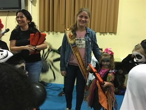 Una de las premiadas en la Fiesta de Halloween junto a Ángela Company, reina 2017