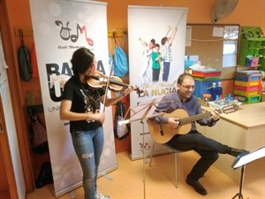En esta primera audición musical participaron Mari Carmen López García (violín) y Ramón Lorente (guitarra)