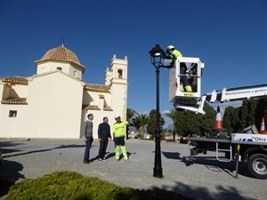 Miguel A. Ivorra, concejal de urbanismo y Bernabé Cano, alcalde de La Nucía viendo el cambio de luminarias de la Ermita de Sant Rafel