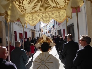 El Santíssim Sacrament bajo palio en la procesión de esta mañana