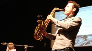 El saxofonista Román Rodríguez durante su interbención