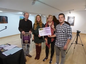 Adrián Cerezo recibió el premio de manos de Gemma Márquez, concejal de Igualdad, junto a Francesc Sempere e Isabel Marquina del jurado.