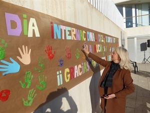 Beatriz Pérez-Hickman, concejala de Bienestar Social, también ha dejado su huella en el mural del Día del Voluntariado