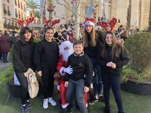 Papa Noel con la reina y damas de 2018, el año pasado en la Feria de Navidad