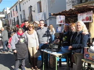 El puesto de la castañera fue visitado por los concejales Beatriz Pérez-Hickman, Mª Jesús Jumilla, Pepe Cano y Miguel Ángel Ivorra