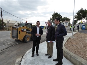 Además, se han instalado tres farolas para iluminar este nuevo futuro carril bús de la urbanización el Tossal.