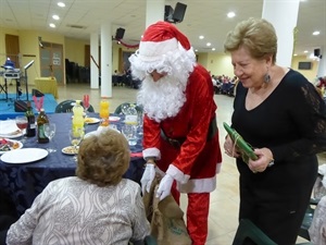 Papá Noel, junto a su Ayudanto, fue el encargado de repartir los regalos del Amigo Invisible
