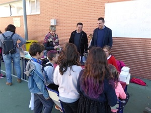 Bernabé Cano, alcalde de La Nucía y Sergio Villalba, concejal de Educación han visitado el “Mercat Solidari de Nadal”
