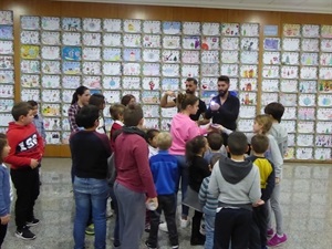 36 niños y niñas participan en los talleres de magia