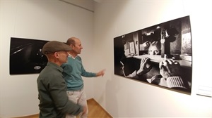 Juan Plasencia, autor, durante su visita a la exposición junto a Francesc Sempere, director Auditori