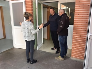 Mª José Saís, directora CP Sant Rafel y Sergio Villalba, concejal de Educación junto a la nueva puerta del Gimnasio