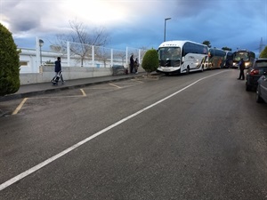 Los alcorques dificultaban el parking y maniobra de los buses escolares