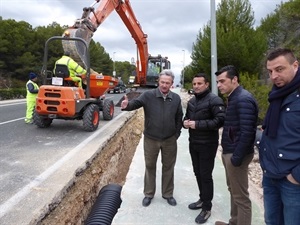 Bernabé Cano, alcalde de La Nucía, junto a los concejales Miguel A. Ivorra y Sergio Villalba, visitando las obras
