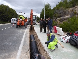 Antes de la elevación del carril bici se está procediendo a la instalación de una tubería para los pluviales de la carretera