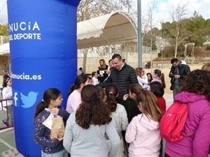 Sergio Villalba, concejal de Educación y Deportes, felicitando a los alumnos del Colegio Sant Rafel
