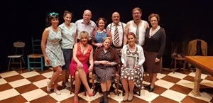 Los actores de Taules Teatre al final de la representación en l'Auditori de La Nucía