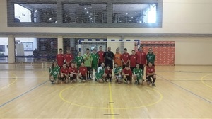 El equipo infantil del Sporting Fútbol Sala junto al Calpe Féminas