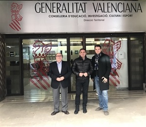 Bernabé Cano, alcalde de La Nucía, Pedro Lloret, primer teniente alcalde y el arquitecto José Luís Campos en la puerta de la Consellería en Alicante