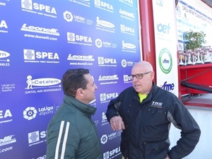 Bernabé Cano, alcalde de La Nucía, hablando con Jordi Tarrés, leyenda del Trial con 7 títulos mundiales