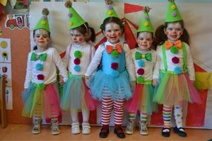 Alumnas de 2 años disfrazadas de payasos