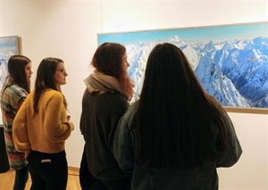 Jóvenes visitando la exposición