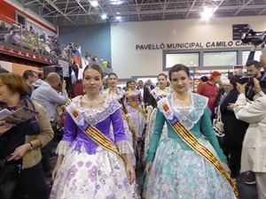 La reina y damas de las fiestas de agosto han cerrado el Desfile de Naciones representando a España y La Nucía