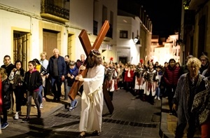 Jesucristo portando la cruz por l'Avinguda Església