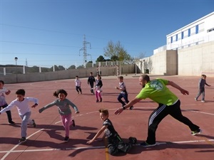 Los alumnos de esta Escola de Setmana Santa realizan actividades al aire libre y dentro del centro escolar