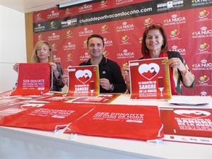 Presentación del III Maratón de Sangre con Paca Ferrer y Encar Martínez del Centro de Transfusión de Alicante y Bernabé Cano, alcalde de La Nucía