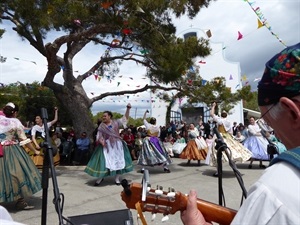 Danzas folklóricas tradicionales en les Festes de Sant Vicent del Captivador