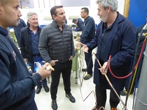 Bernabé Cano, alcalde de La Nucía, conversando con el profesor del curso de Climatización