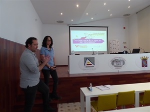 Toni Buades, socialmedia del Ayuntamiento de La Nucía, presentó a Alejandra Navarro en el inicio del taller