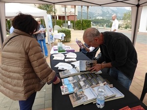 El escritor nuciero Joan-Lluís Moreno firmando ejemplares