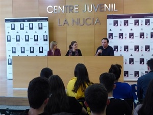 Paz Castelló fue presentada por Samuel García, profesor del IES La Nucía y Mª Jesús Jumilla, concejala de Juventud