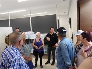Bernabé Cano, alcalde de La Nucía, explicando los espacios del albergue del CEM Captivador