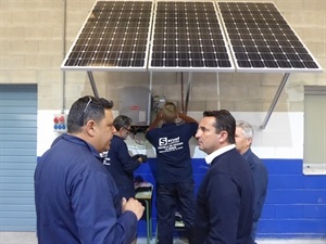 Bernabé Cano, alcalde de La Nucía, visitando el curso de fotovoltaica para desempleados