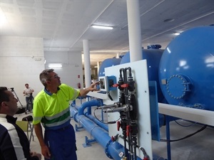 Bernabé Cano, alcalde de La Nucía, visitando los tests de la planta potabilizadora de La Nucía