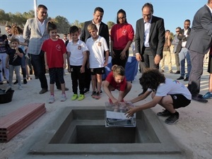 Una atleta nuciera y un futbolista del CF La Nucía han introducido la urna de la primera piedra