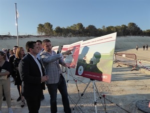 El arquitecto José Luís Campos explicando el proyecto al alcalde de La Nucía