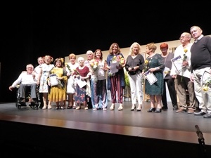 Al final de la representación los actores y actrices recibieron un diploma de Beatriz Pérez-Hickman, concejala de Tercera Edad